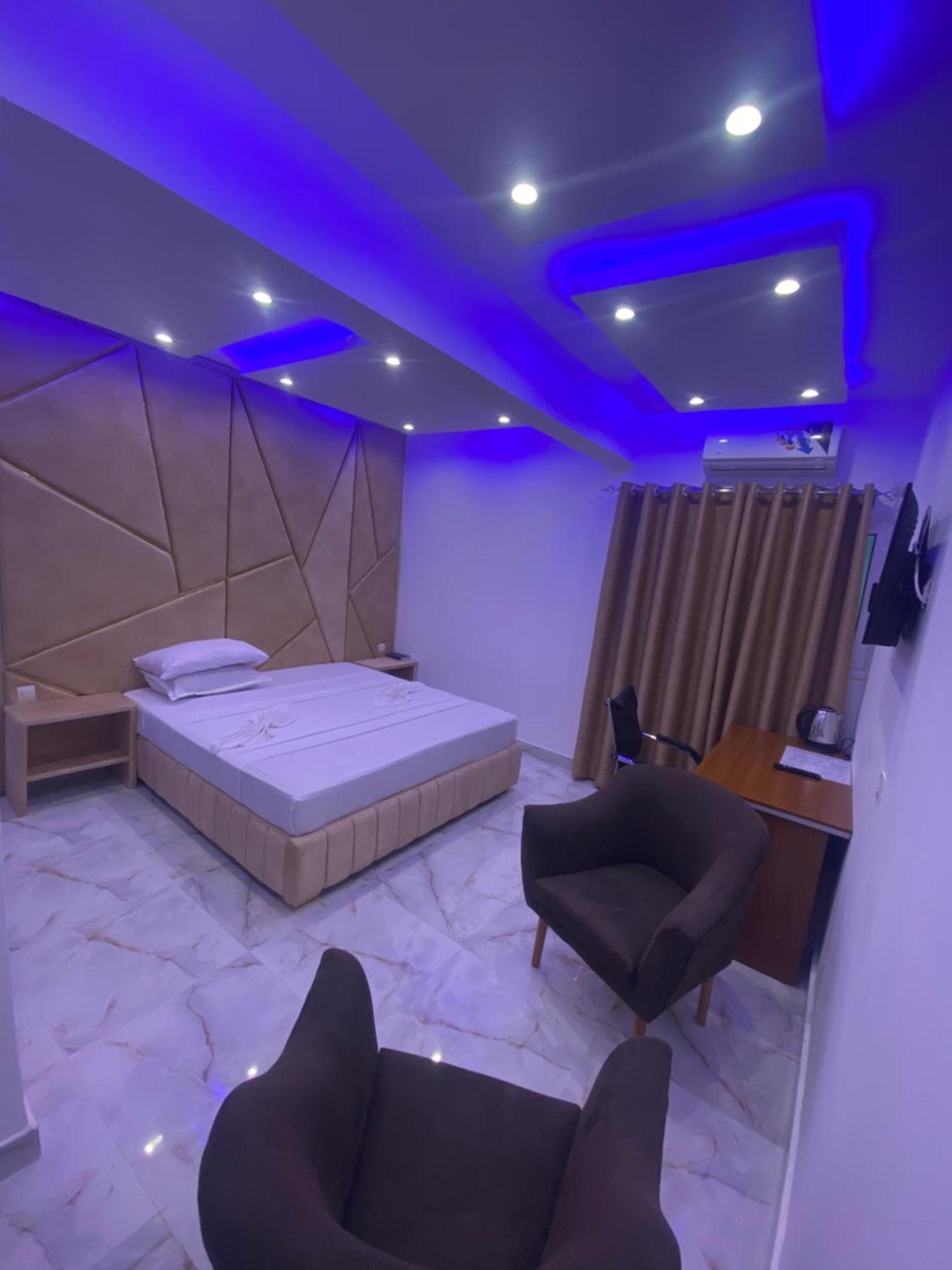 ברזוויל Hotel Victoria מראה חיצוני תמונה
